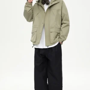 Wasserdichte Jacke mit aufgesetzten Taschen in Helloliv