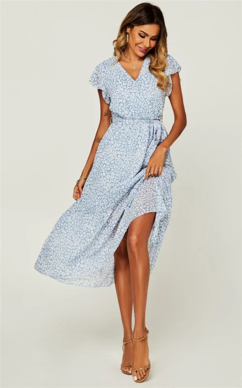 Wickelkleid aus Chiffon mit Rüschen und Engelsärmeln in blauem Leopardenmuster