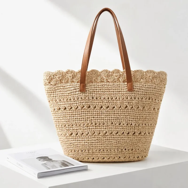 Strandtasche mit Handgefertigtem Häkelmuster und Ledergriffen Brehn