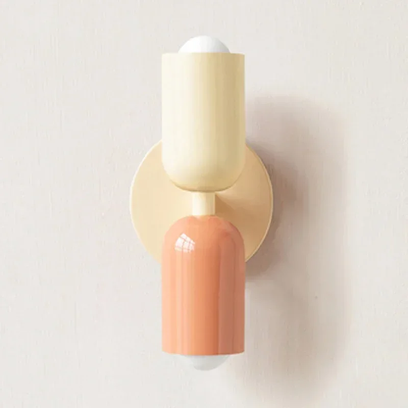 Moderne, minimalistische nordische LED-Wandleuchte in Creme mit zwei Leuchtenköpfen für Wohnzimmer, Schlafzimmer und Arbeitszimmer – ideal als Innendekoration.