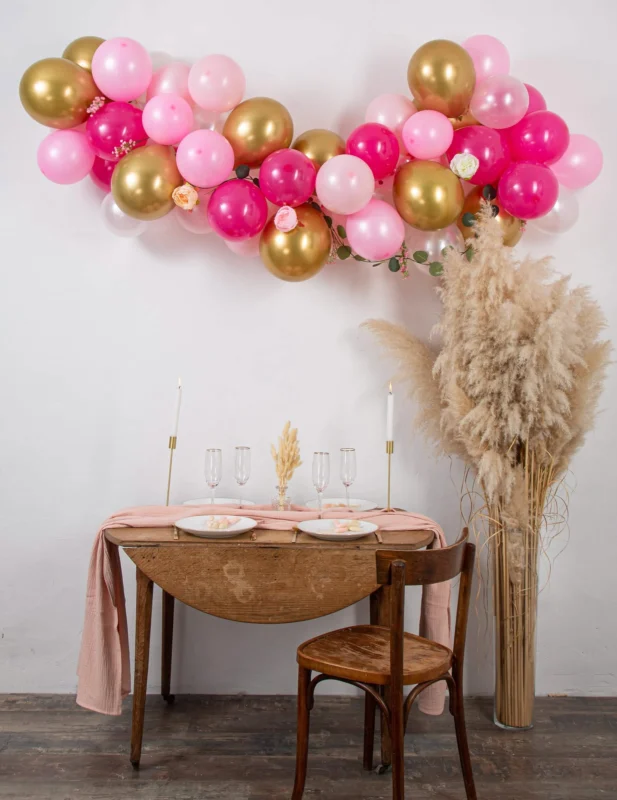 Kit arche de 50 ballons décoration florale rose et or avec pivoines et eucalyptus