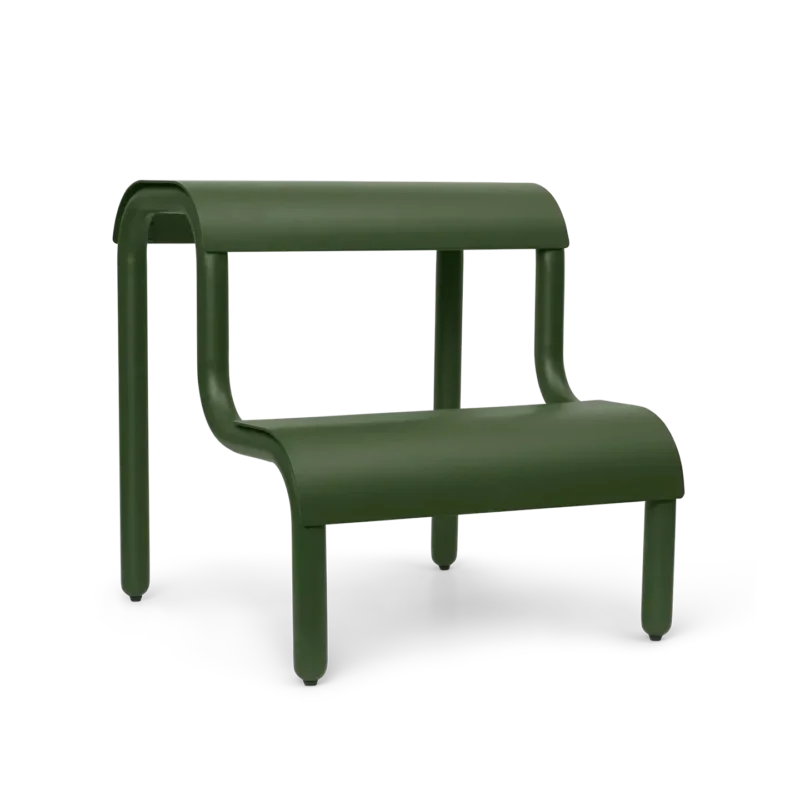 Tritthocker Up Step Stool Grün – ferm LIVING, pulverbeschichtetes Metall, organische Form